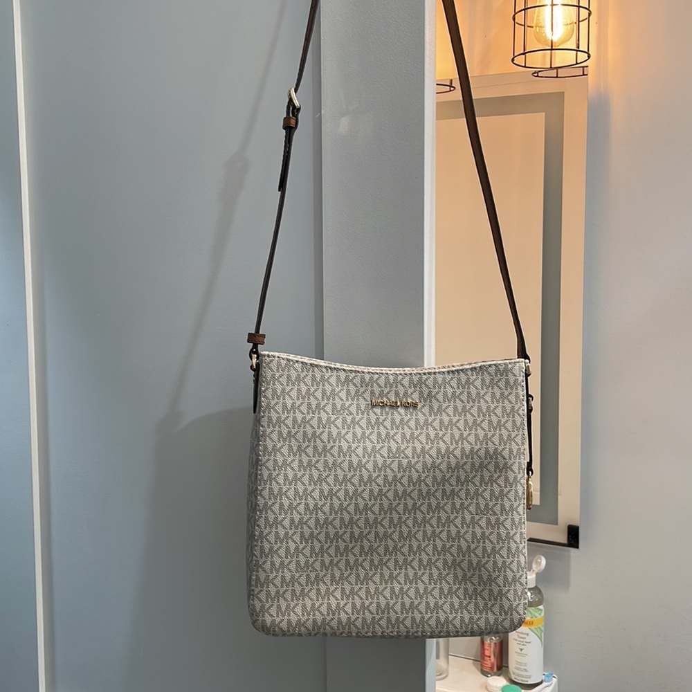 Micheal kors jet set travel messenger